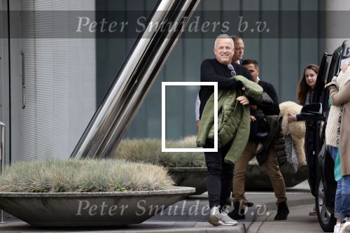 Schiphol 17 oktober 2021
Gordon gaat emigreren naar Dubai en vertrekt vanag Schiphol met div vrienden. Oa Patrick Kathy zijn manager Nathalie  Moser en vriend Jeffrey de Visser gaan met hem mee