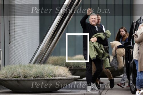 Schiphol 17 oktober 2021
Gordon gaat emigreren naar Dubai en vertrekt vanag Schiphol met div vrienden. Oa Patrick Kathy zijn manager Nathalie  Moser en vriend Jeffrey de Visser gaan met hem mee