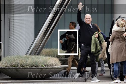 Schiphol 17 oktober 2021
Gordon gaat emigreren naar Dubai en vertrekt vanag Schiphol met div vrienden. Oa Patrick Kathy zijn manager Nathalie  Moser en vriend Jeffrey de Visser gaan met hem mee