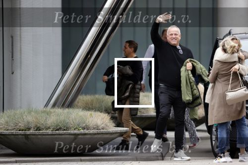 Schiphol 17 oktober 2021
Gordon gaat emigreren naar Dubai en vertrekt vanag Schiphol met div vrienden. Oa Patrick Kathy zijn manager Nathalie  Moser en vriend Jeffrey de Visser gaan met hem mee