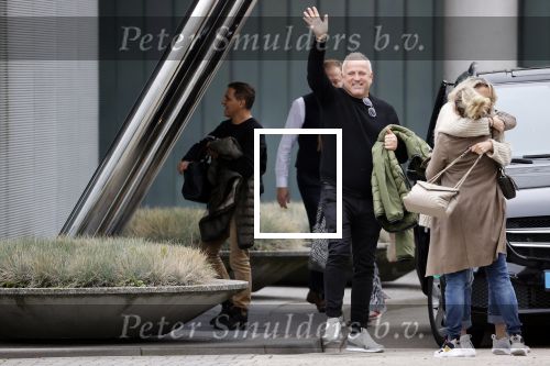 Schiphol 17 oktober 2021
Gordon gaat emigreren naar Dubai en vertrekt vanag Schiphol met div vrienden. Oa Patrick Kathy zijn manager Nathalie  Moser en vriend Jeffrey de Visser gaan met hem mee