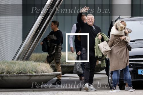 Schiphol 17 oktober 2021
Gordon gaat emigreren naar Dubai en vertrekt vanag Schiphol met div vrienden. Oa Patrick Kathy zijn manager Nathalie  Moser en vriend Jeffrey de Visser gaan met hem mee