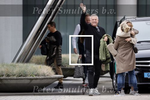 Schiphol 17 oktober 2021
Gordon gaat emigreren naar Dubai en vertrekt vanag Schiphol met div vrienden. Oa Patrick Kathy zijn manager Nathalie  Moser en vriend Jeffrey de Visser gaan met hem mee