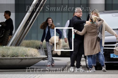 Schiphol 17 oktober 2021
Gordon gaat emigreren naar Dubai en vertrekt vanag Schiphol met div vrienden. Oa Patrick Kathy zijn manager Nathalie  Moser en vriend Jeffrey de Visser gaan met hem mee