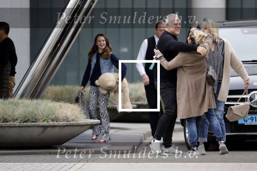 Schiphol 17 oktober 2021
Gordon gaat emigreren naar Dubai en vertrekt vanag Schiphol met div vrienden. Oa Patrick Kathy zijn manager Nathalie  Moser en vriend Jeffrey de Visser gaan met hem mee