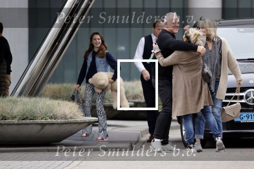 Schiphol 17 oktober 2021
Gordon gaat emigreren naar Dubai en vertrekt vanag Schiphol met div vrienden. Oa Patrick Kathy zijn manager Nathalie  Moser en vriend Jeffrey de Visser gaan met hem mee