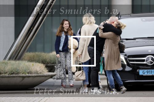 Schiphol 17 oktober 2021
Gordon gaat emigreren naar Dubai en vertrekt vanag Schiphol met div vrienden. Oa Patrick Kathy zijn manager Nathalie  Moser en vriend Jeffrey de Visser gaan met hem mee