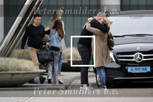 Schiphol 17 oktober 2021
Gordon gaat emigreren naar Dubai en vertrekt vanag Schiphol met div vrienden. Oa Patrick Kathy zijn manager Nathalie  Moser en vriend Jeffrey de Visser gaan met hem mee