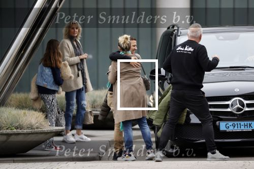Schiphol 17 oktober 2021
Gordon gaat emigreren naar Dubai en vertrekt vanag Schiphol met div vrienden. Oa Patrick Kathy zijn manager Nathalie  Moser en vriend Jeffrey de Visser gaan met hem mee