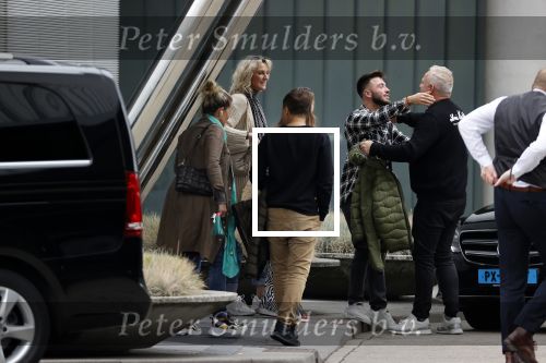 Schiphol 17 oktober 2021
Gordon gaat emigreren naar Dubai en vertrekt vanag Schiphol met div vrienden. Oa Patrick Kathy zijn manager Nathalie  Moser en vriend Jeffrey de Visser gaan met hem mee