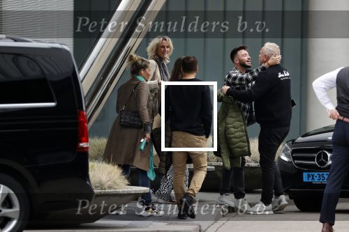 Schiphol 17 oktober 2021
Gordon gaat emigreren naar Dubai en vertrekt vanag Schiphol met div vrienden. Oa Patrick Kathy zijn manager Nathalie  Moser en vriend Jeffrey de Visser gaan met hem mee