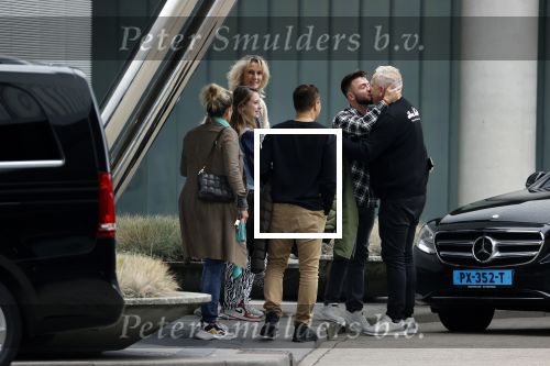 Schiphol 17 oktober 2021
Gordon gaat emigreren naar Dubai en vertrekt vanag Schiphol met div vrienden. Oa Patrick Kathy zijn manager Nathalie  Moser en vriend Jeffrey de Visser gaan met hem mee