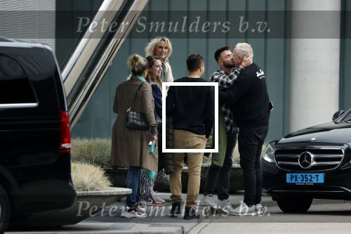 Schiphol 17 oktober 2021
Gordon gaat emigreren naar Dubai en vertrekt vanag Schiphol met div vrienden. Oa Patrick Kathy zijn manager Nathalie  Moser en vriend Jeffrey de Visser gaan met hem mee