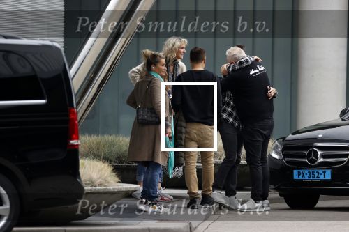 Schiphol 17 oktober 2021
Gordon gaat emigreren naar Dubai en vertrekt vanag Schiphol met div vrienden. Oa Patrick Kathy zijn manager Nathalie  Moser en vriend Jeffrey de Visser gaan met hem mee