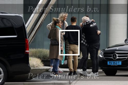 Schiphol 17 oktober 2021
Gordon gaat emigreren naar Dubai en vertrekt vanag Schiphol met div vrienden. Oa Patrick Kathy zijn manager Nathalie  Moser en vriend Jeffrey de Visser gaan met hem mee