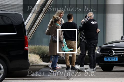 Schiphol 17 oktober 2021
Gordon gaat emigreren naar Dubai en vertrekt vanag Schiphol met div vrienden. Oa Patrick Kathy zijn manager Nathalie  Moser en vriend Jeffrey de Visser gaan met hem mee
