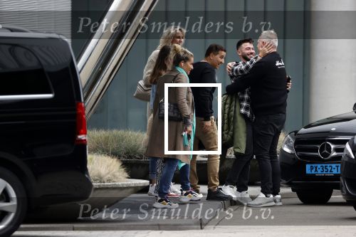 Schiphol 17 oktober 2021
Gordon gaat emigreren naar Dubai en vertrekt vanag Schiphol met div vrienden. Oa Patrick Kathy zijn manager Nathalie  Moser en vriend Jeffrey de Visser gaan met hem mee