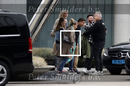 Schiphol 17 oktober 2021
Gordon gaat emigreren naar Dubai en vertrekt vanag Schiphol met div vrienden. Oa Patrick Kathy zijn manager Nathalie  Moser en vriend Jeffrey de Visser gaan met hem mee