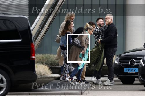 Schiphol 17 oktober 2021
Gordon gaat emigreren naar Dubai en vertrekt vanag Schiphol met div vrienden. Oa Patrick Kathy zijn manager Nathalie  Moser en vriend Jeffrey de Visser gaan met hem mee