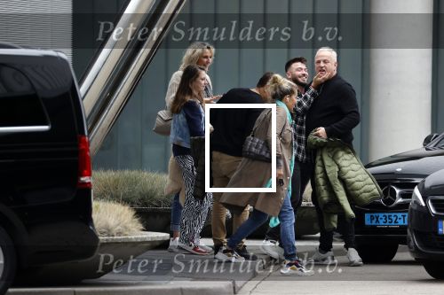 Schiphol 17 oktober 2021
Gordon gaat emigreren naar Dubai en vertrekt vanag Schiphol met div vrienden. Oa Patrick Kathy zijn manager Nathalie  Moser en vriend Jeffrey de Visser gaan met hem mee