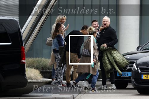 Schiphol 17 oktober 2021
Gordon gaat emigreren naar Dubai en vertrekt vanag Schiphol met div vrienden. Oa Patrick Kathy zijn manager Nathalie  Moser en vriend Jeffrey de Visser gaan met hem mee