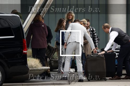 Schiphol 17 oktober 2021
Gordon gaat emigreren naar Dubai en vertrekt vanag Schiphol met div vrienden. Oa Patrick Kathy zijn manager Nathalie  Moser en vriend Jeffrey de Visser gaan met hem mee