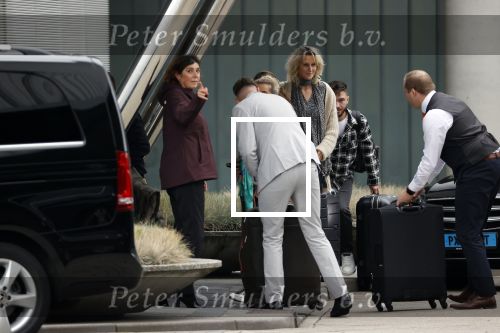 Schiphol 17 oktober 2021
Gordon gaat emigreren naar Dubai en vertrekt vanag Schiphol met div vrienden. Oa Patrick Kathy zijn manager Nathalie  Moser en vriend Jeffrey de Visser gaan met hem mee
