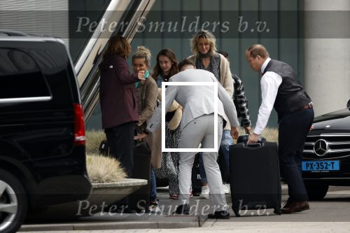 Schiphol 17 oktober 2021
Gordon gaat emigreren naar Dubai en vertrekt vanag Schiphol met div vrienden. Oa Patrick Kathy zijn manager Nathalie  Moser en vriend Jeffrey de Visser gaan met hem mee