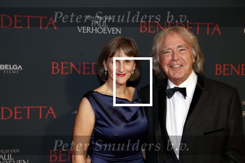 Amsterdam 12 oktober 2021
Premiere Benedetta  in Tuschinski. paul Verhoeven is de regisseur. Govert de Roos met een vriendin
