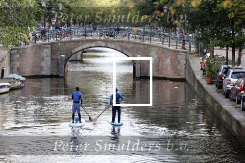 Amsterdam 11 oktober 2021
Twee mannen met Sub op grachten van Amsterdam