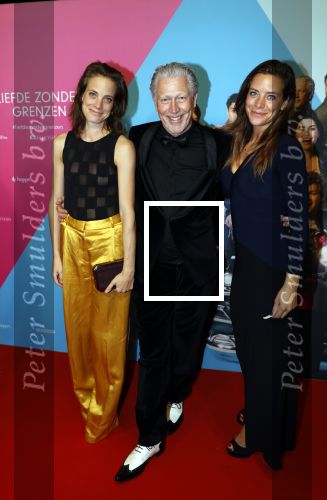 Amsterdam 11 oktober 2021
Premiere Liefde zonder grenzenin Tuschinski met in de hoofdrol Yolanthe Cabau v Kasbergen Jim Bakkum Soy Kroon Abbey Hoes  Hajo Bruins en Peggy Vrijens . hajo Bruins kwam met zijn vriendin en schoonzus