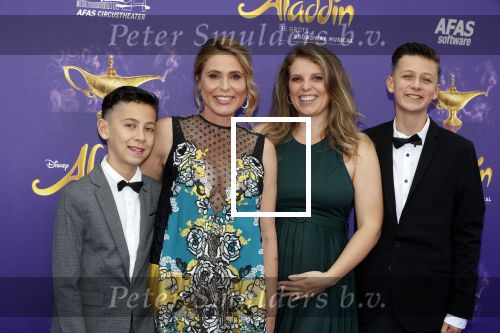 Scheveningen 26 september 2021
Premiere Aladdin in het circustheater.
Heleen v Royen met haar zwangere dochter en 2 bonus kleinkinderen