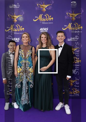 Scheveningen 26 september 2021
Premiere Aladdin in het circustheater.
Heleen v Royen met haar zwangere dochter en 2 bonus kleinkinderen