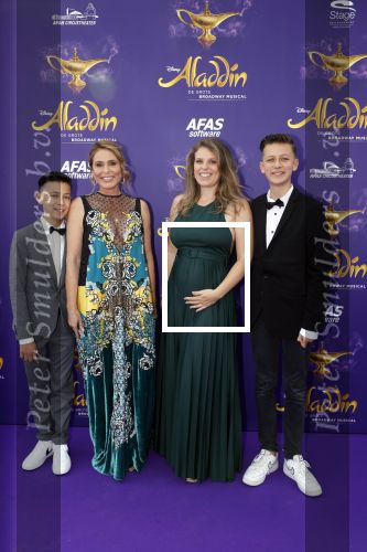 Scheveningen 26 september 2021
Premiere Aladdin in het circustheater.
Heleen v Royen met haar zwangere dochter en 2 bonus kleinkinderen