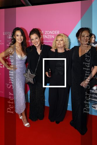 Amsterdam 11 oktober 2021
Premiere Liefde zonder grenzenin Tuschinski met in de hoofdrol Yolanthe Cabau v Kasbergen Jim Bakkum Soy Kroon Abbey Hoes  Hajo Bruins en Peggy Vrijens . Holly Brood kwam met haar moeder Sandra en Zus en schoonmoeder