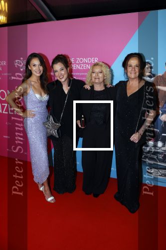 Amsterdam 11 oktober 2021
Premiere Liefde zonder grenzenin Tuschinski met in de hoofdrol Yolanthe Cabau v Kasbergen Jim Bakkum Soy Kroon Abbey Hoes  Hajo Bruins en Peggy Vrijens . Holly Brood kwam met haar moeder Sandra en Zus en schoonmoeder