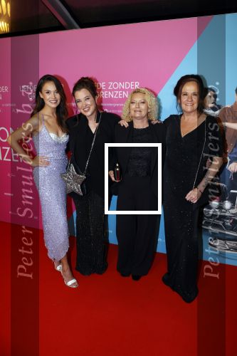 Amsterdam 11 oktober 2021
Premiere Liefde zonder grenzenin Tuschinski met in de hoofdrol Yolanthe Cabau v Kasbergen Jim Bakkum Soy Kroon Abbey Hoes  Hajo Bruins en Peggy Vrijens . Holly Brood kwam met haar moeder Sandra en Zus en schoonmoeder