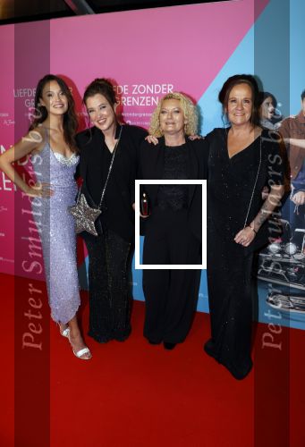 Amsterdam 11 oktober 2021
Premiere Liefde zonder grenzenin Tuschinski met in de hoofdrol Yolanthe Cabau v Kasbergen Jim Bakkum Soy Kroon Abbey Hoes  Hajo Bruins en Peggy Vrijens . Holly Brood kwam met haar moeder Sandra en Zus en schoonmoeder