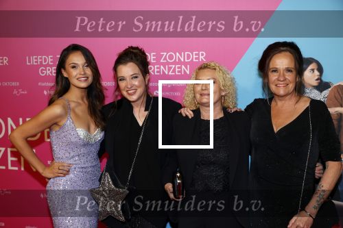 Amsterdam 11 oktober 2021
Premiere Liefde zonder grenzenin Tuschinski met in de hoofdrol Yolanthe Cabau v Kasbergen Jim Bakkum Soy Kroon Abbey Hoes  Hajo Bruins en Peggy Vrijens . Holly Brood kwam met haar moeder Sandra en Zus en schoonmoeder