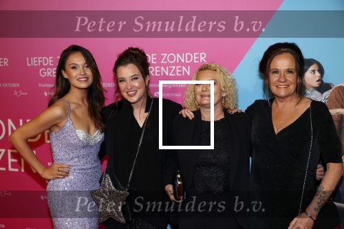 Amsterdam 11 oktober 2021
Premiere Liefde zonder grenzenin Tuschinski met in de hoofdrol Yolanthe Cabau v Kasbergen Jim Bakkum Soy Kroon Abbey Hoes  Hajo Bruins en Peggy Vrijens . Holly Brood kwam met haar moeder Sandra en Zus en schoonmoeder