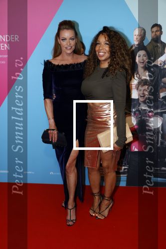 Amsterdam 11 oktober 2021
Premiere Liefde zonder grenzenin Tuschinski met in de hoofdrol Yolanthe Cabau v Kasbergen Jim Bakkum Soy Kroon Abbey Hoes  Hajo Bruins en Peggy Vrijens . Inge de Bruijn kwam met een vriendin