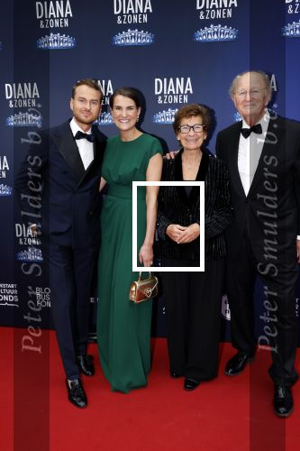 Amsterdam 12 september 2021
Premiere Diana en zonen in het deLaMar theater. Iris v d Ende is de producent met Medialane. Iris met haar vader en Moeder Joop en Janine en broer Vincent