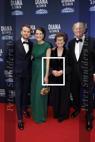 Amsterdam 12 september 2021
Premiere Diana en zonen in het deLaMar theater. Iris v d Ende is de producent met Medialane. Iris met haar vader en Moeder Joop en Janine en broer Vincent