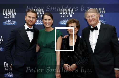 Amsterdam 12 september 2021
Premiere Diana en zonen in het deLaMar theater. Iris v d Ende is de producent met Medialane. Iris met haar vader en Moeder Joop en Janine en broer Vincent