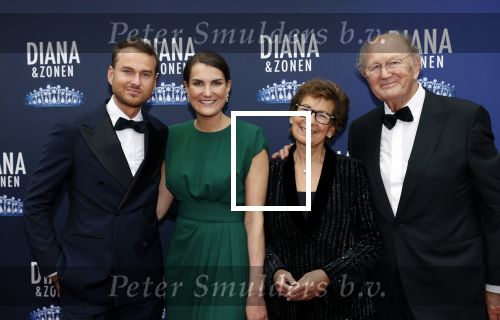 Amsterdam 12 september 2021
Premiere Diana en zonen in het deLaMar theater. Iris v d Ende is de producent met Medialane. Iris met haar vader en Moeder Joop en Janine en broer Vincent