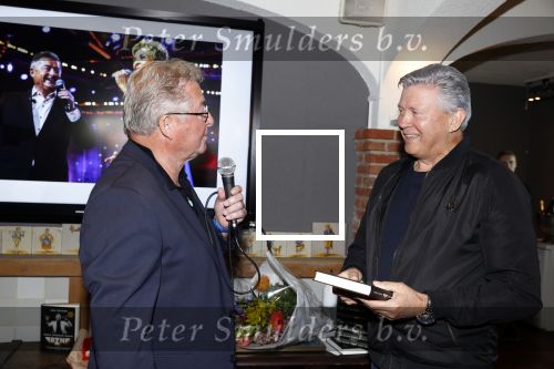 Volendam 12 oktober 2021
Boekpresentatie Jan Keizer bij Hotel Spaander in Volendam . Alle oude bendleden van BZN zijn aanwezig zoals Annie Schilder Carola Smit Jan Tuijp Jack Veerman Thomas Tol Dick Plat