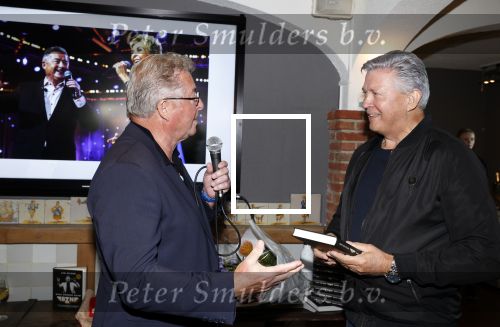 Volendam 12 oktober 2021
Boekpresentatie Jan Keizer bij Hotel Spaander in Volendam . Alle oude bendleden van BZN zijn aanwezig zoals Annie Schilder Carola Smit Jan Tuijp Jack Veerman Thomas Tol Dick Plat