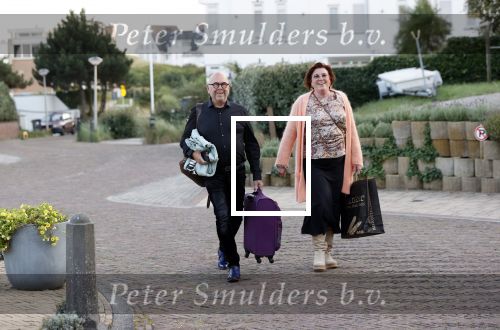 Noordwijk 4 september 2021
Martien Meiland viert zijn 60e verjaardag in de tuin van zijn nieuwe huis/villa. Aanwezig oa Erica Meiland Maxime Meiland (zwanger) met partner Leroy Molkenboer en Montana Meiland met partner Dirk .
Jan Dijkgraaf met zijn vrouw