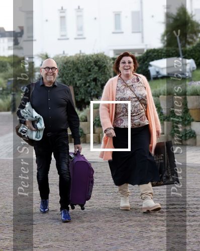 Noordwijk 4 september 2021
Martien Meiland viert zijn 60e verjaardag in de tuin van zijn nieuwe huis/villa. Aanwezig oa Erica Meiland Maxime Meiland (zwanger) met partner Leroy Molkenboer en Montana Meiland met partner Dirk .
Jan Dijkgraaf met zijn vrouw