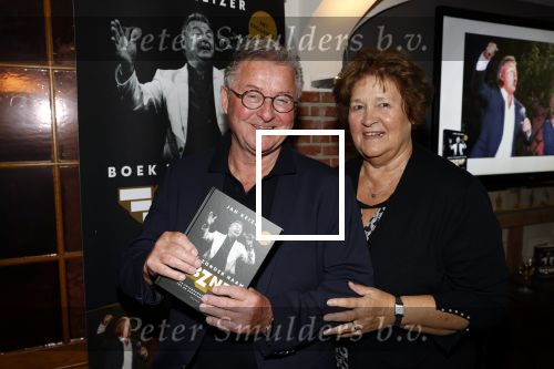 Volendam 12 oktober 2021
Boekpresentatie Jan Keizer bij Hotel Spaander in Volendam . Alle oude bendleden van BZN zijn aanwezig zoals Annie Schilder Carola Smit Jan Tuijp Jack Veerman Thomas Tol Dick Plat